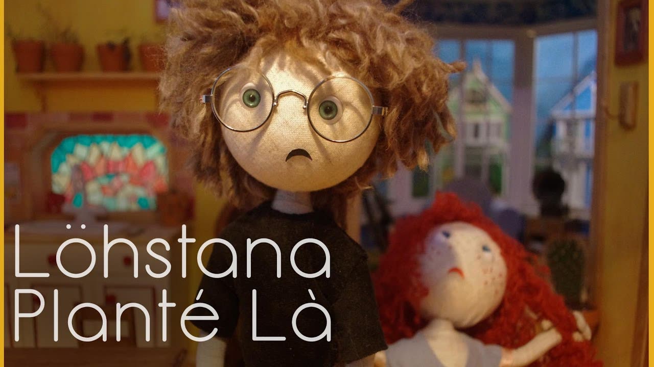 Still from the stop-motion film “Planté là”: two fabric puppets in a miniature room